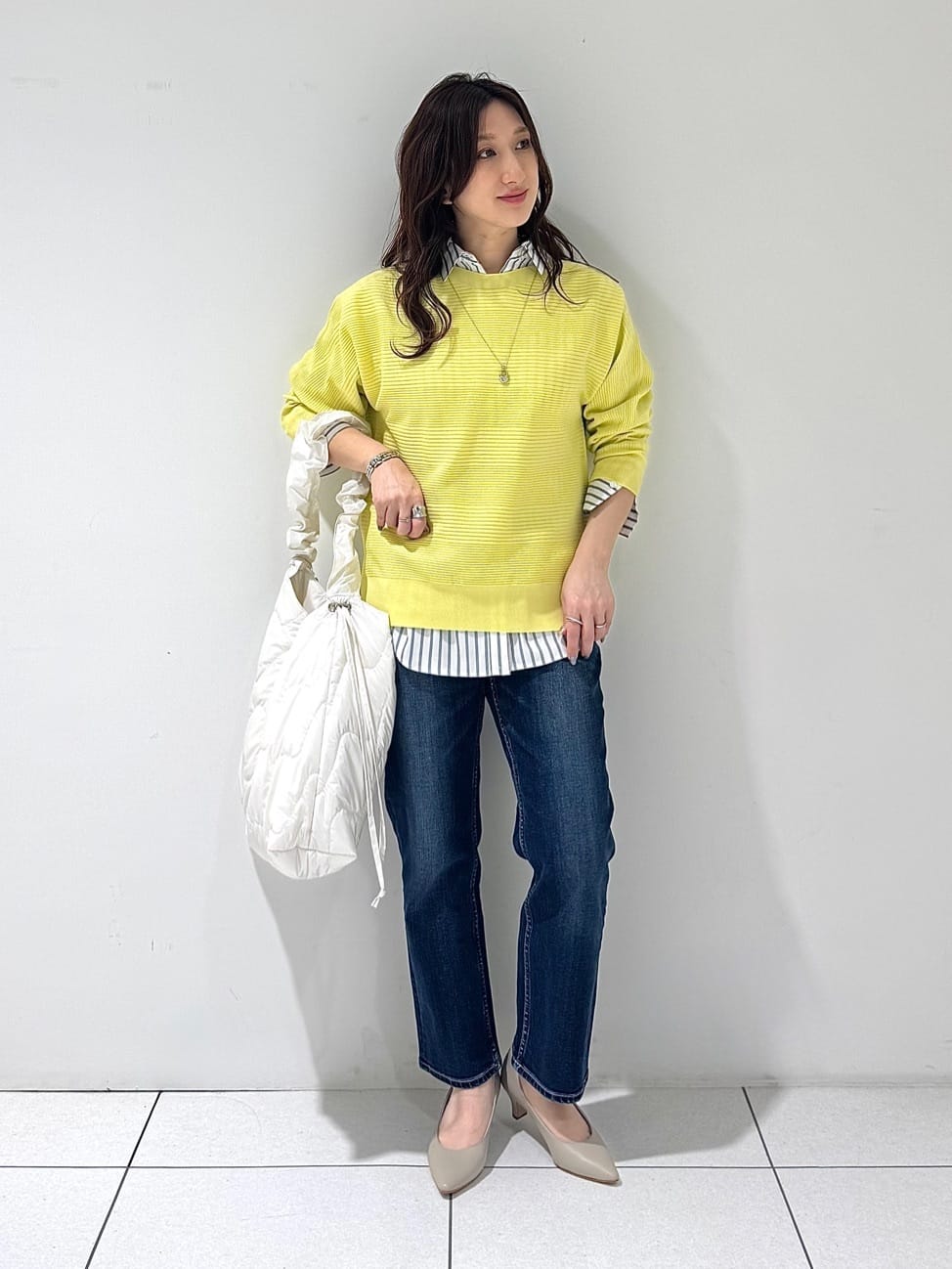 そんさんの「INDIVI｜【撥水/軽量】ミドル丈 ミニマルトレンチコート」を使ったコーディネート