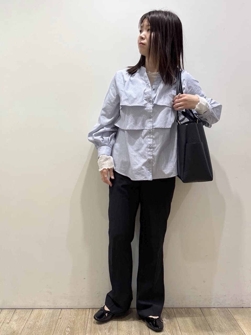mameさんの「index｜フリルキーネックシャツ【洗濯機OK／イージーアイロン／防シワ】《XS～LL／7col》」を使ったコーディネート