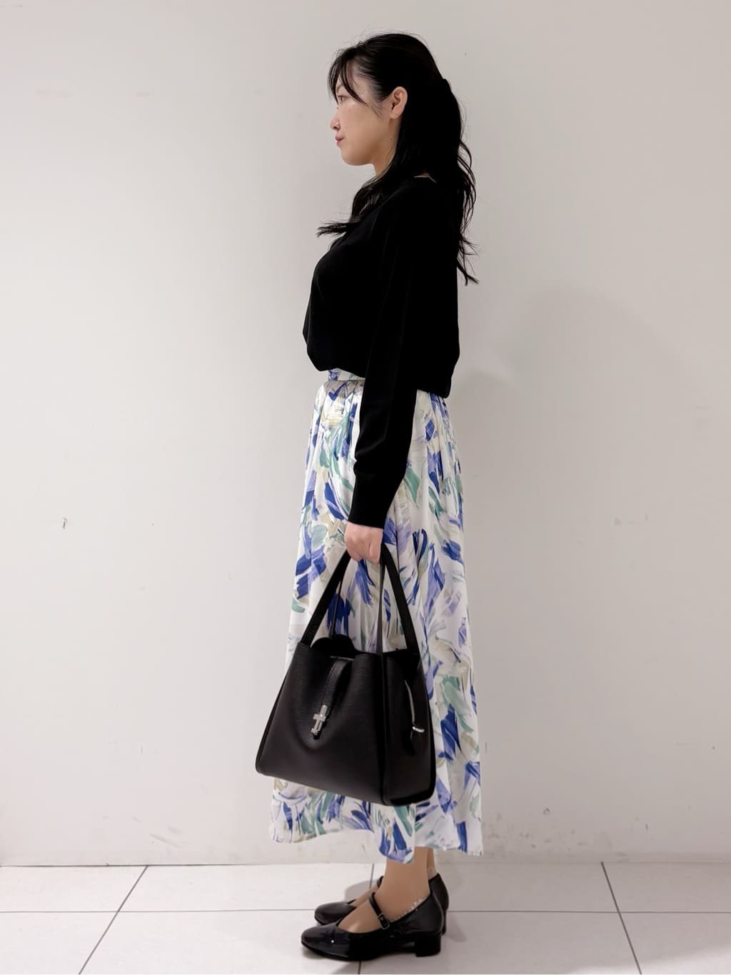 momokoさんの「INDIVI｜【シルク混】きれいめVネックニット」を使ったコーディネート