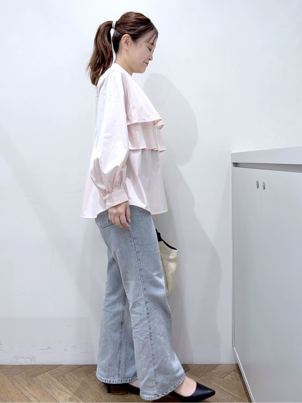 Junさんの「index｜【植草美幸先生が指南する好印象スタイル】《丈が選べる》ストレートデニムパンツ【洗濯機洗い可】」を使ったコーディネート
