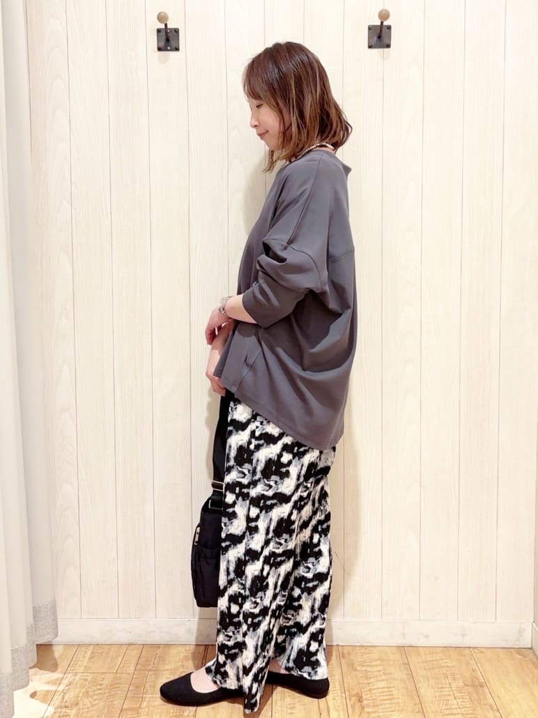 あいこさんの「SHOO･LA･RUE｜【S-LL/柄が選べる】ウエストゴムでらくちん 大人プリーツイージーパンツ」を使ったコーディネート