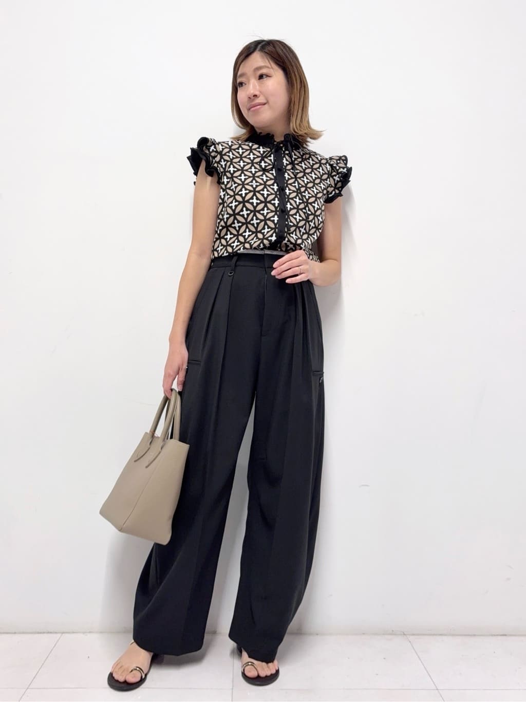 Nishijimaさんの「DRESSTERIOR｜【接触冷感/ウォッシャブル/otonaMUSE5月号掲載】カービーカーゴパンツ」を使ったコーディネート