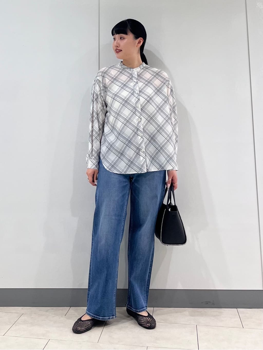 hasuさんの「INDIVI｜【撥水／軽量】ミニマル スタンドカラーコート」を使ったコーディネート