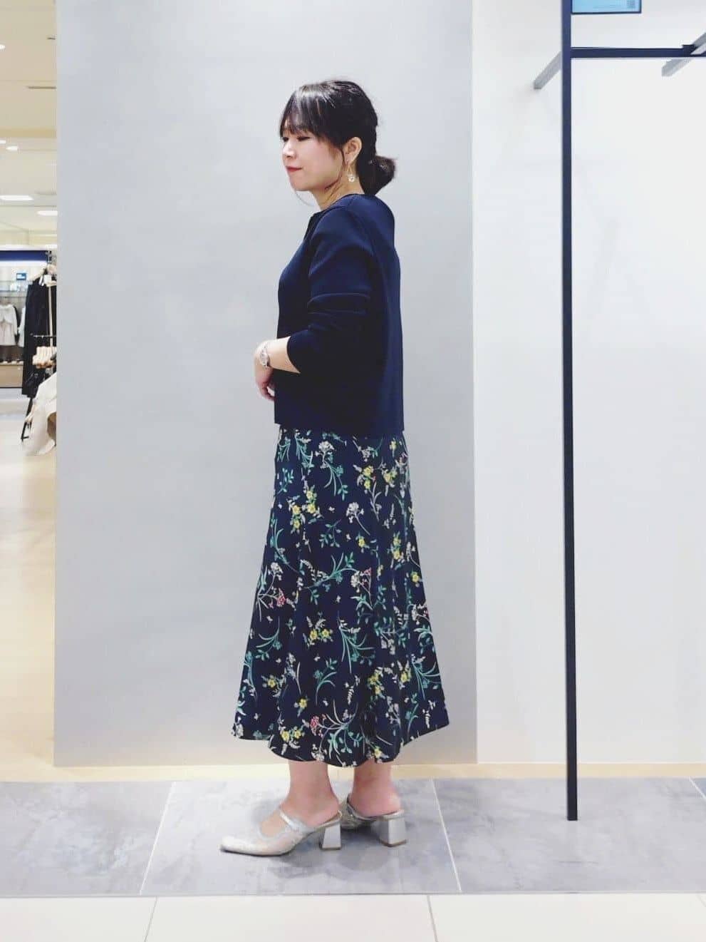 TOMOMIさんの「INDIVI｜【SETUP可能】モダンフラワー柄フレアスカート」を使ったコーディネート