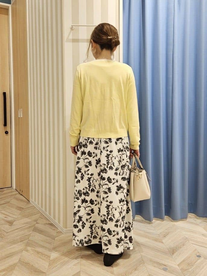 Ikumiさんの「SHOO･LA･RUE｜【洗濯機可/S-LL/アンサンブル可】パールボタンが上品　華やぎ配色カーディガン」を使ったコーディネート
