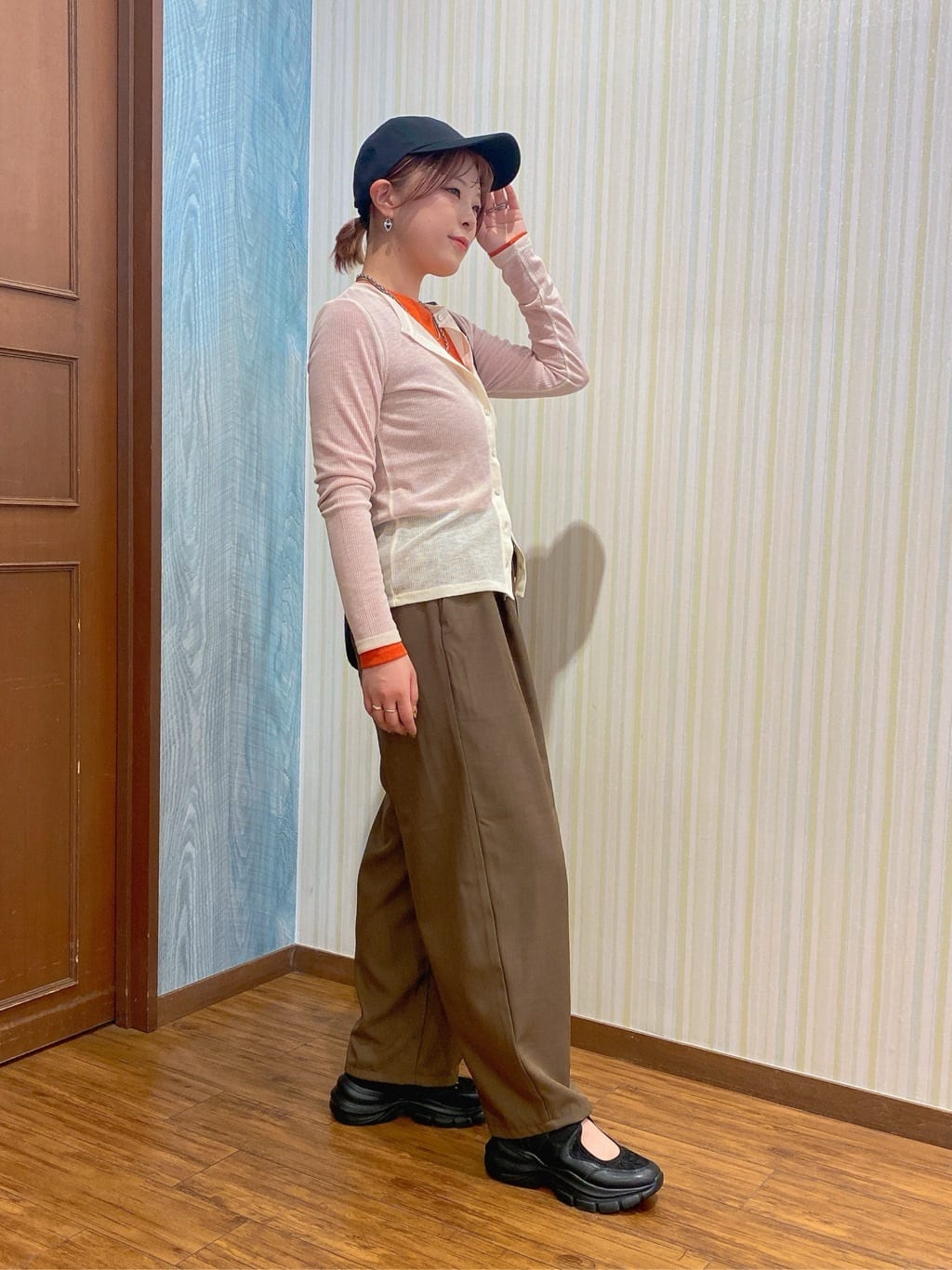 ayaさんの「SHOO･LA･RUE｜【2点セット/洗濯機可/S-LL】こなれ感あるレイヤードスタイルが即完成 シアーカーディガン+ロンT」を使ったコーディネート