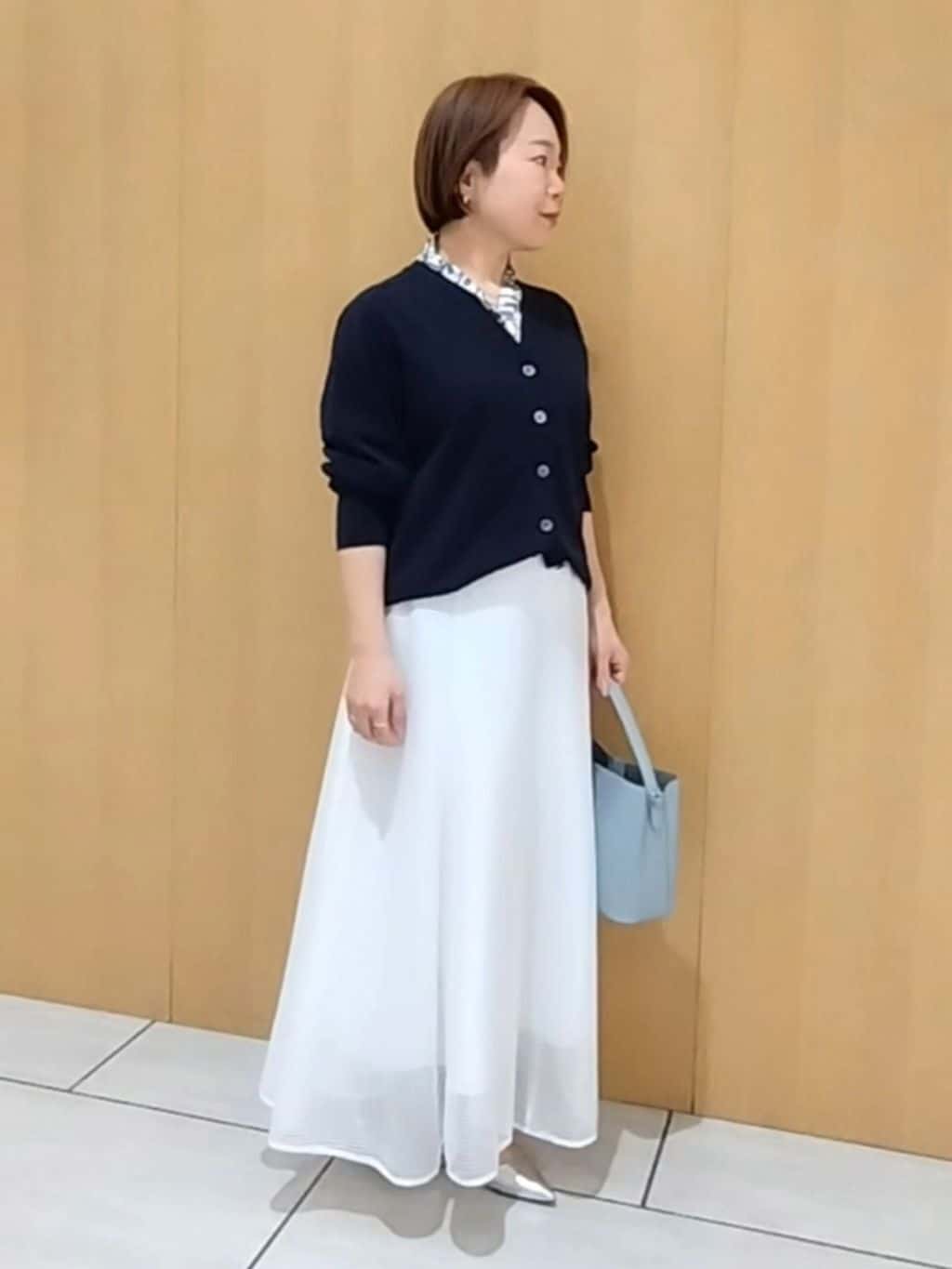 s u g iさんの「UNTITLED｜【セットアップ可/洗える】シアーVネックカーディガン」を使ったコーディネート