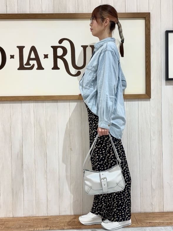 みきぽんさんの「SHOO･LA･RUE｜【洗濯機可/体型カバー】こなれ感をプラスする ライトオンスデニムシャツ」を使ったコーディネート