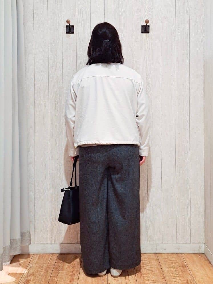 kotomiさんの「SHOO･LA･RUE｜【高レビュー/S-LL】穿くだけすっきりシルエット サイドボタン付き デニム風ワイドパンツ」を使ったコーディネート
