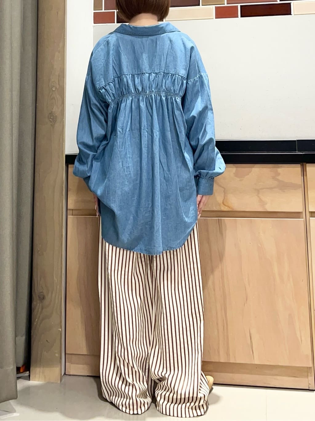 かのさんの「THE SHOP TK｜【後ろ姿もサマになる】バックシャーリングシャツ」を使ったコーディネート