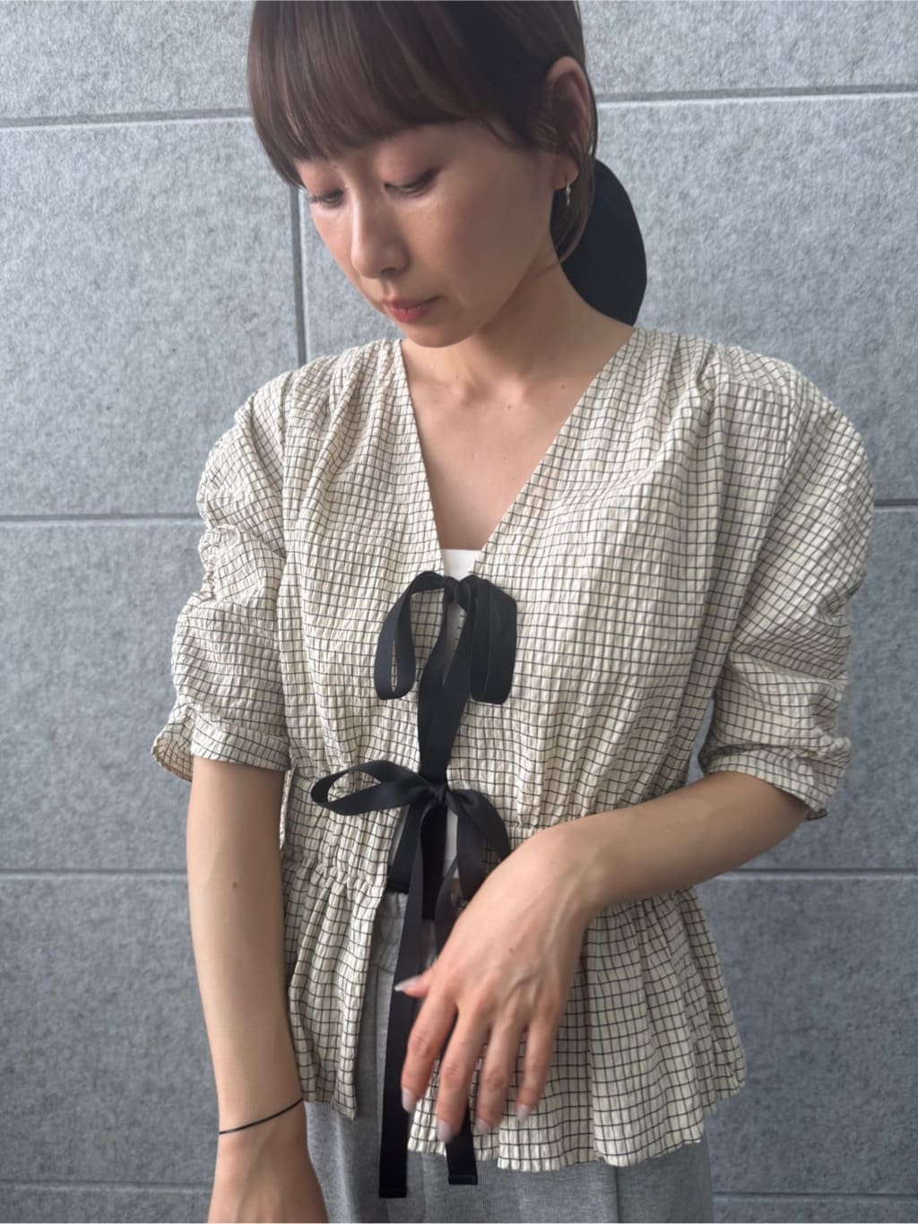 designer yukaさんの「CODE A｜front ribbon peplum blouse」を使ったコーディネート