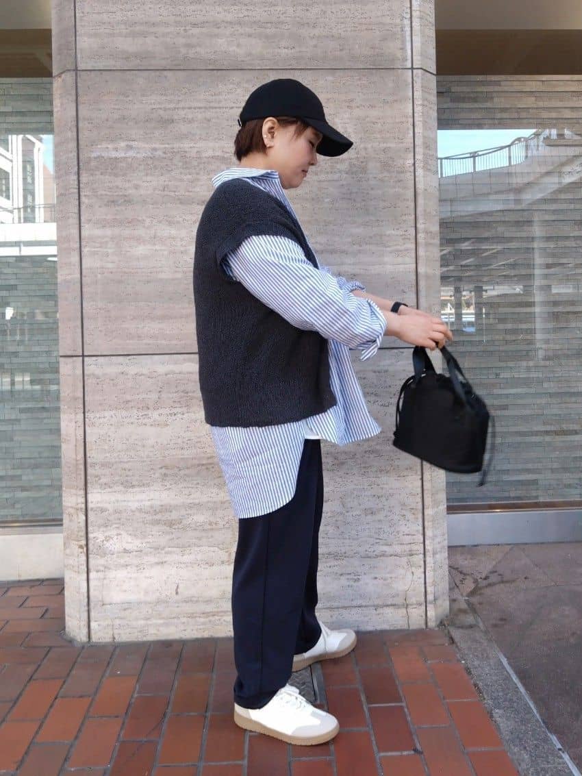 ヒロコジさんの「SHOO･LA･RUE｜【S-LL/洗濯機可】気軽にレイヤード 前開きざっくりニットベスト」を使ったコーディネート
