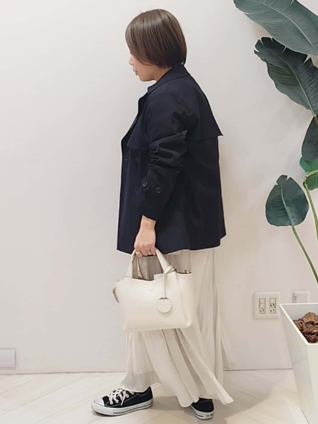 s u g iさんの「UNTITLED｜【定番人気/はっ水/洗える】タスランショートトレンチコート」を使ったコーディネート