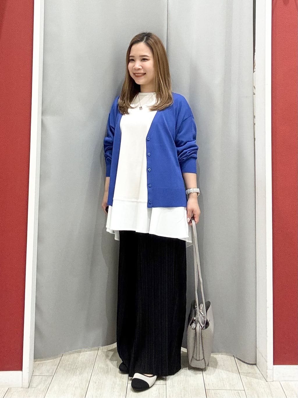 shioさんの「SHOO･LA･RUE｜【洗濯機可/UV】さらっとしたタッチが心地よい ショート丈 Vネックカーディガン」を使ったコーディネート