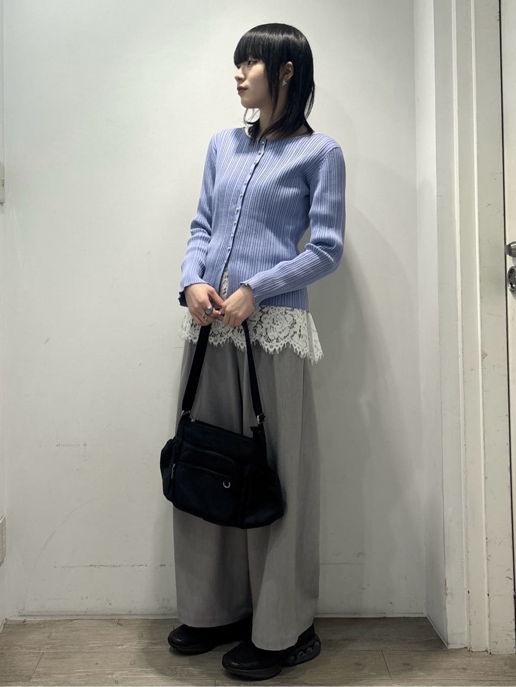くっしーさんの「OPAQUE.CLIP｜シルバー多ボタン ランダムリブニットカーディガン【洗濯機OK】」を使ったコーディネート