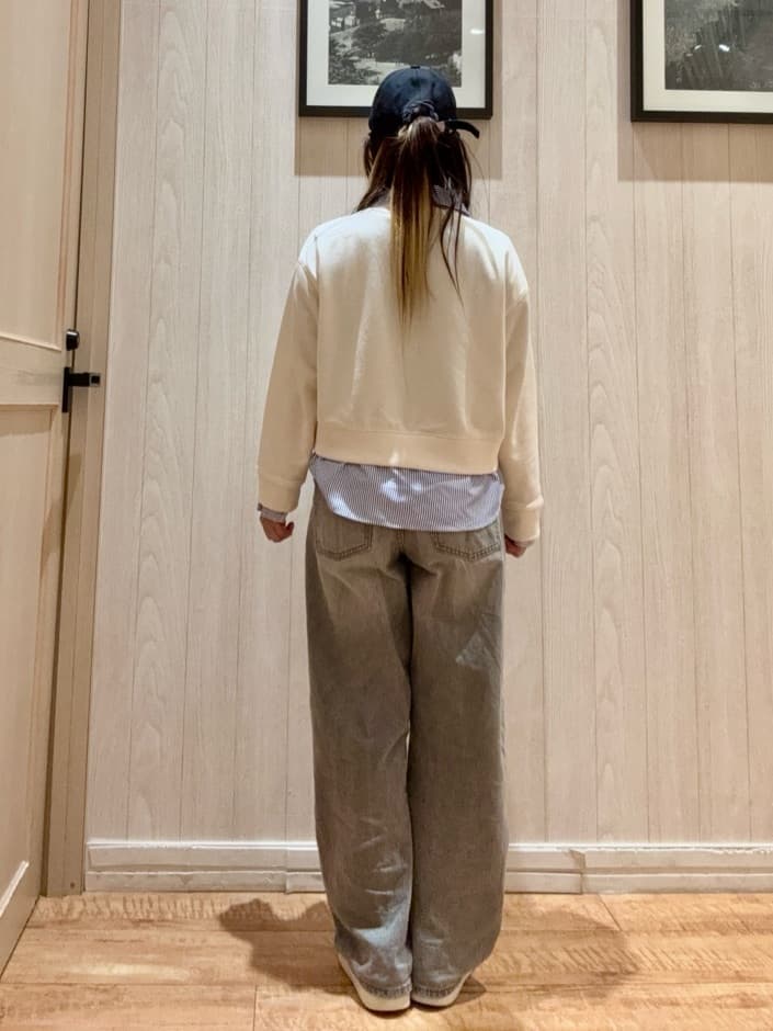 COSさんの「SHOO･LA･RUE｜【SHOO・LA・RUE DENIM/高レビュー】ゆるっと決まる こなれカーブデニムパンツ」を使ったコーディネート
