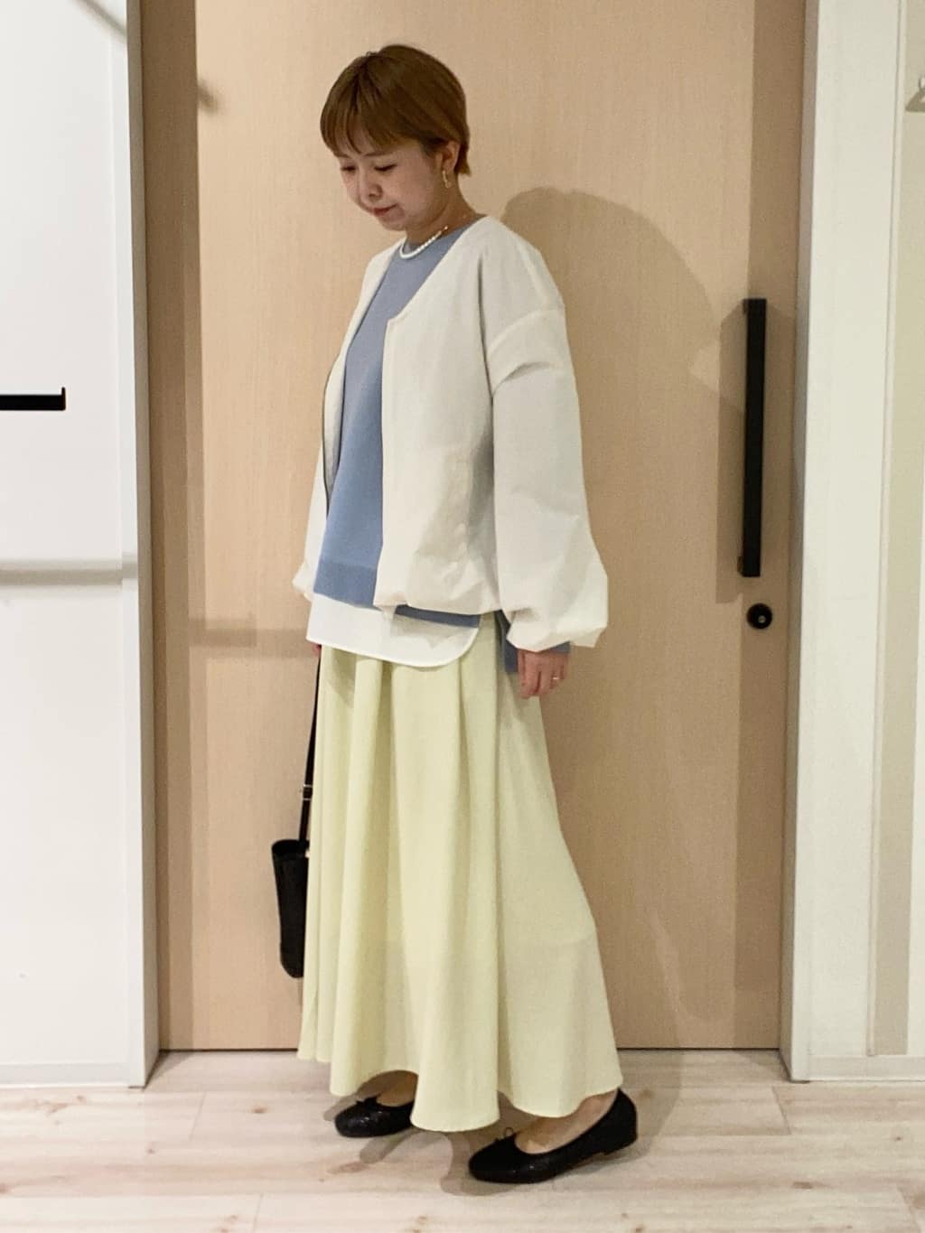 ひらしーさんの「SHOO･LA･RUE｜【防風/撥水/S-LL】お顔回りすっきり見え　Vネックバルーンブルゾン」を使ったコーディネート