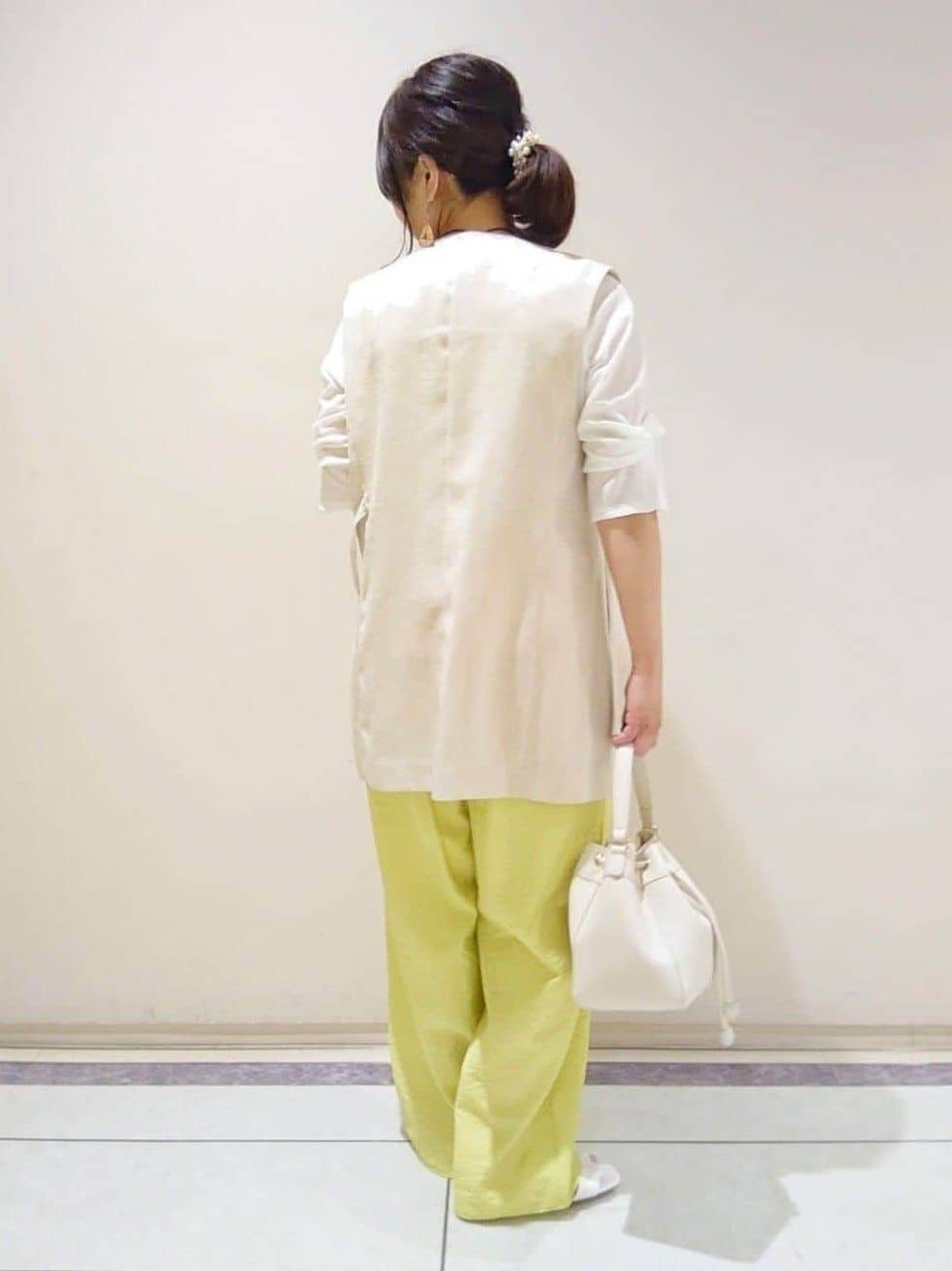 TOMOMIさんの「INDIVI｜【洗える／UVケア／SETUP可能】ドロストワイドパンツ」を使ったコーディネート