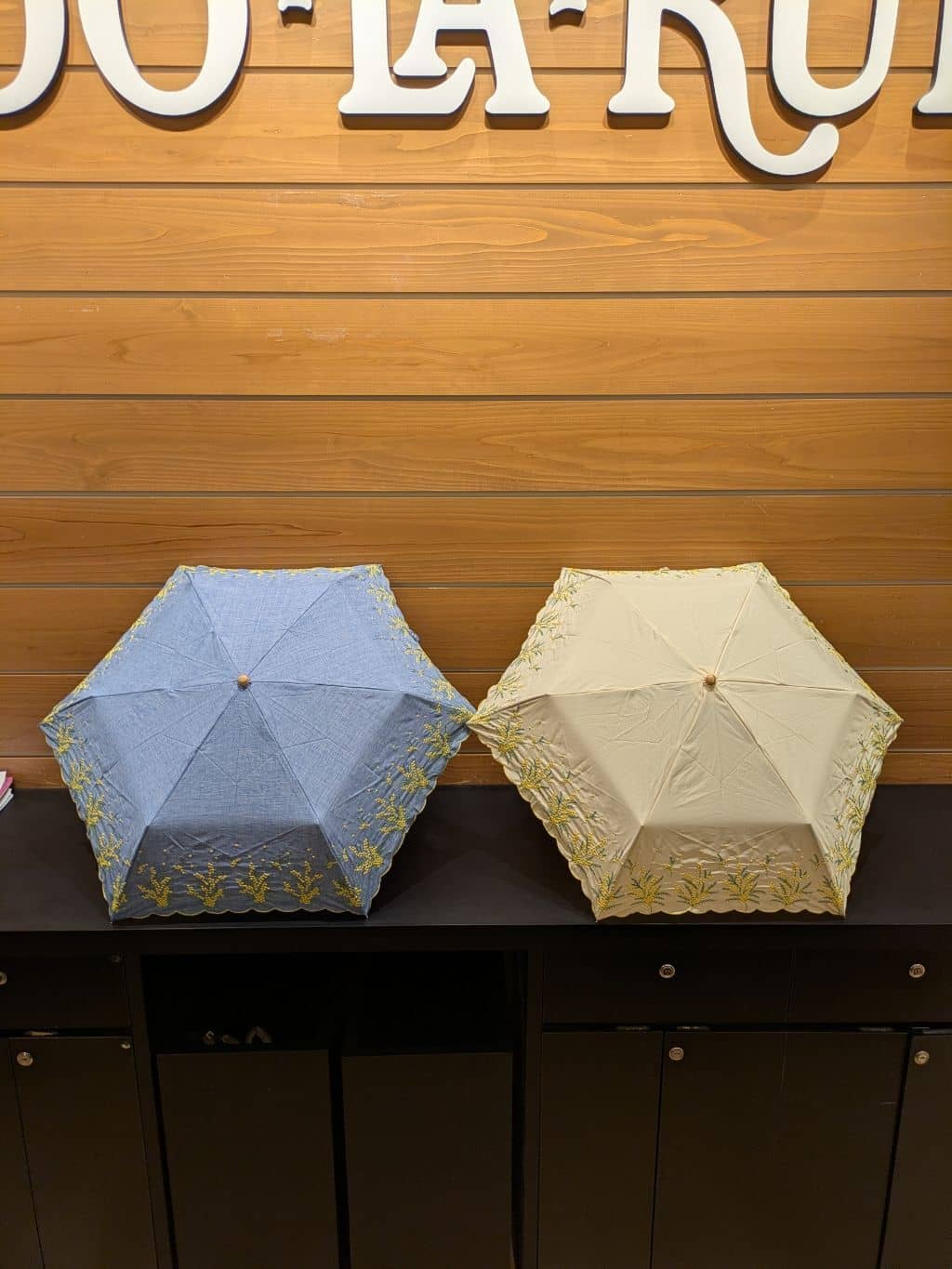 kuruさんの「SHOO･LA･RUE｜【晴雨兼用】ミモザ刺繍折りたたみ傘【because】」を使ったコーディネート