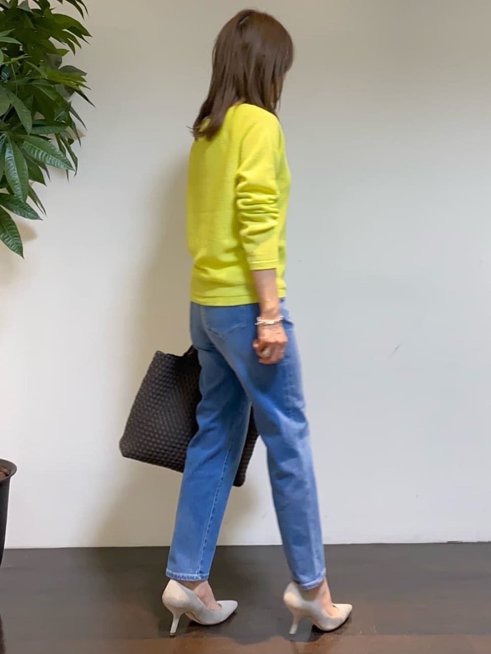 tomoさんの「UNTITLED｜【8色展開/程よい透け感】ドライタッチボートネックニット」を使ったコーディネート