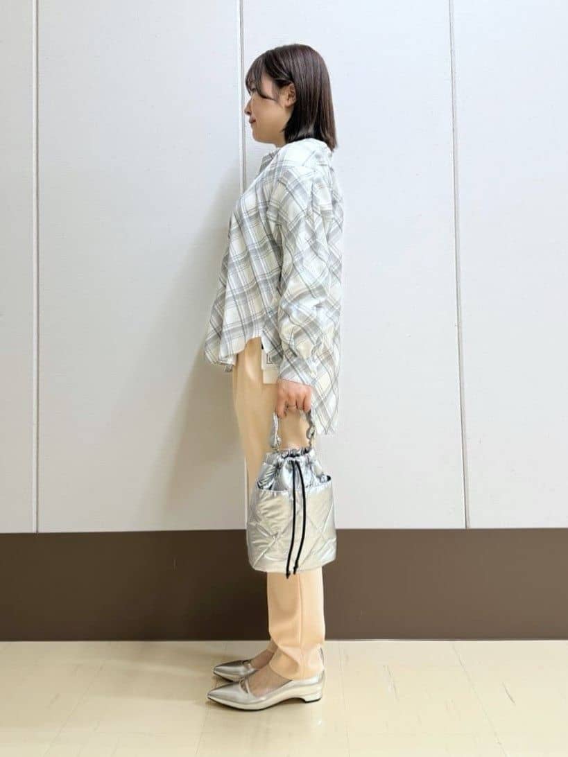 Rikoさんの「INDIVI｜【2WAY／シアー】バイアスチェック柄＆無地 カシュクールシャツ」を使ったコーディネート