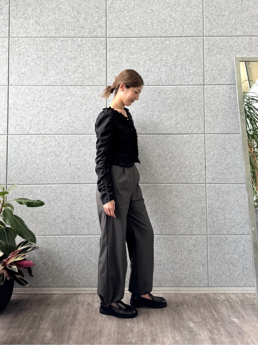 uchi__yamaさんの「CODE A｜dobby ruffle blouse」を使ったコーディネート