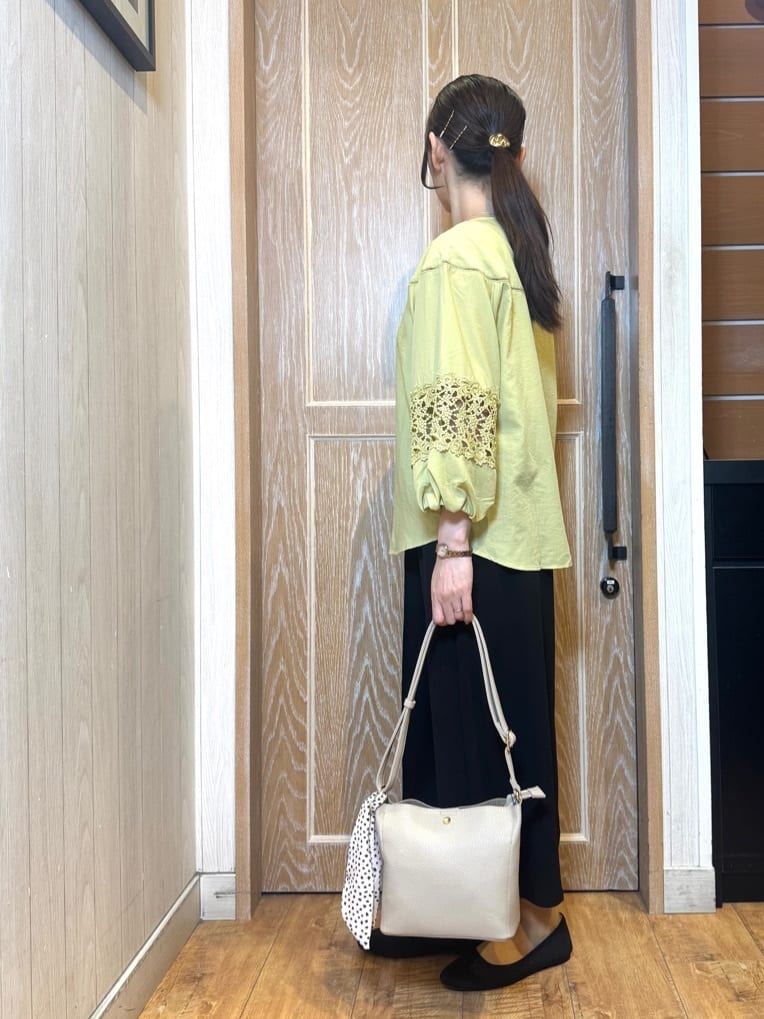 KAORIさんの「SHOO･LA･RUE｜【洗濯機可/7分袖】インせず着られる 透かし編み柄が上品な レース切替シャツ」を使ったコーディネート