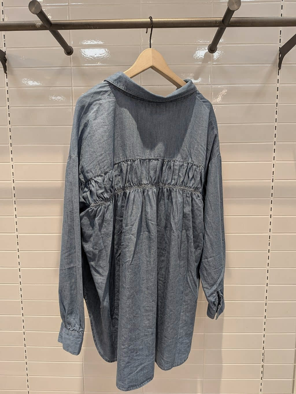 Tomeさんの「THE SHOP TK｜【後ろ姿もサマになる】バックシャーリングシャツ」を使ったコーディネート