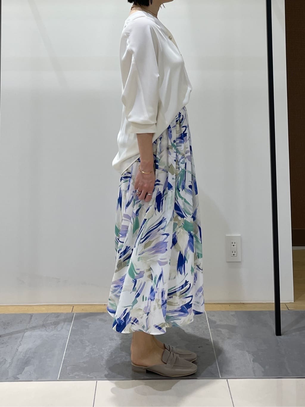 shihoさんの「INDIVI｜【洗える／UVケア／マットサテン】Vネックドルマンスリーブブラウス」を使ったコーディネート