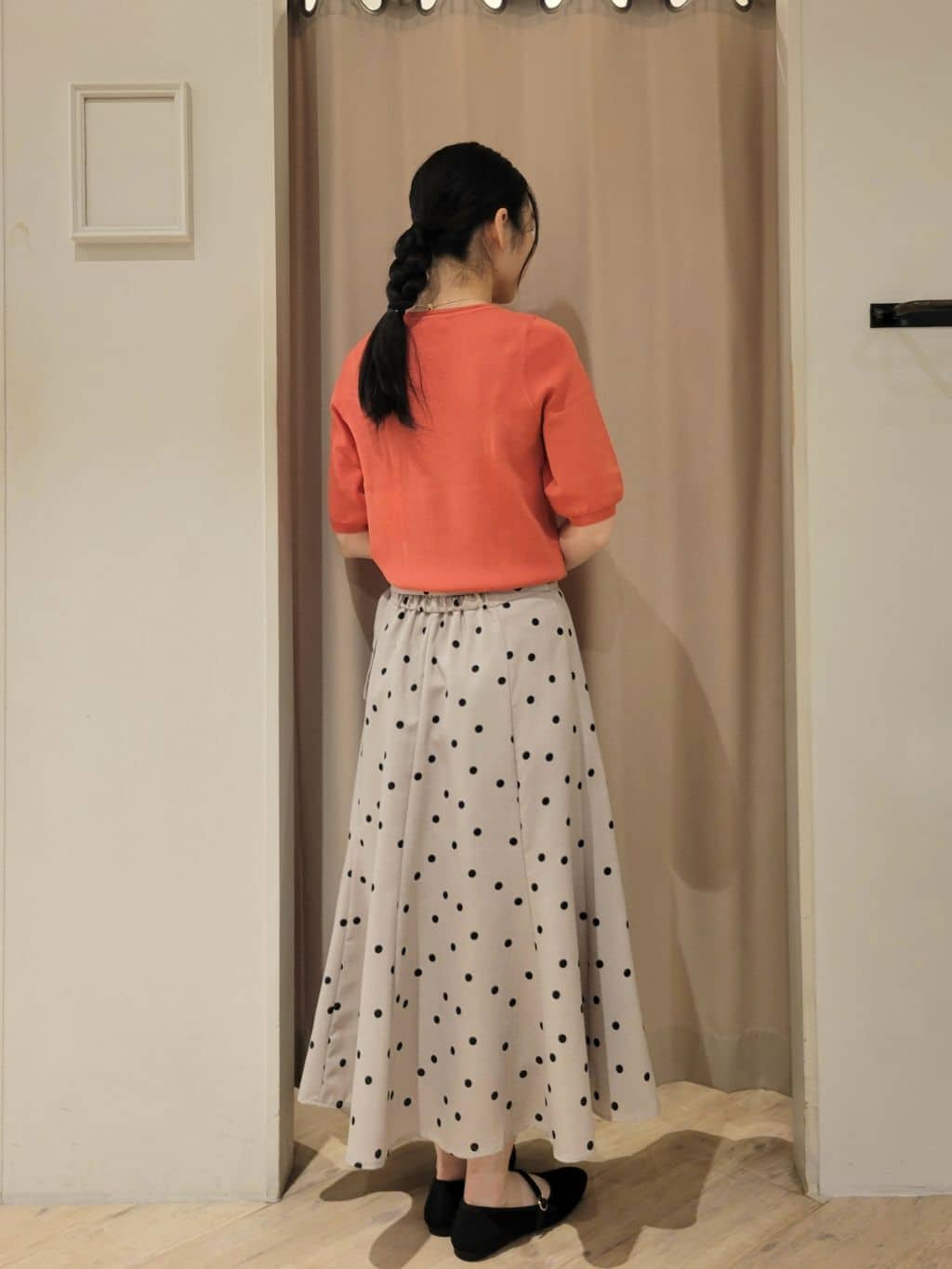いそさんの「grove｜【シリーズ累計36万枚/UVカット・ひんやり・洗濯機OK】やわらかドライタッチ 五分袖クルーネックニ」を使ったコーディネート