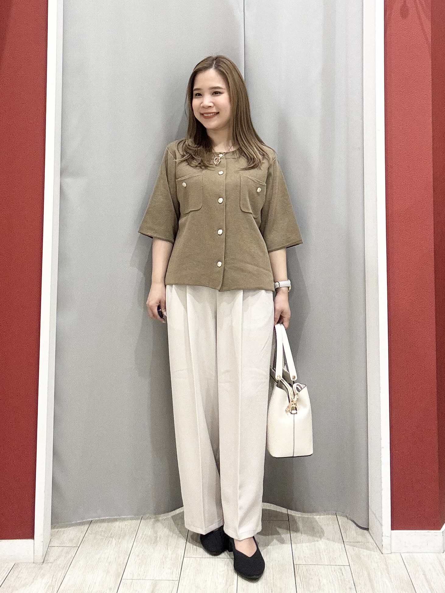 shioさんの「SHOO･LA･RUE｜【洗濯機可】スクエアネックが小顔効果に　きらきらラメタンクトップ」を使ったコーディネート