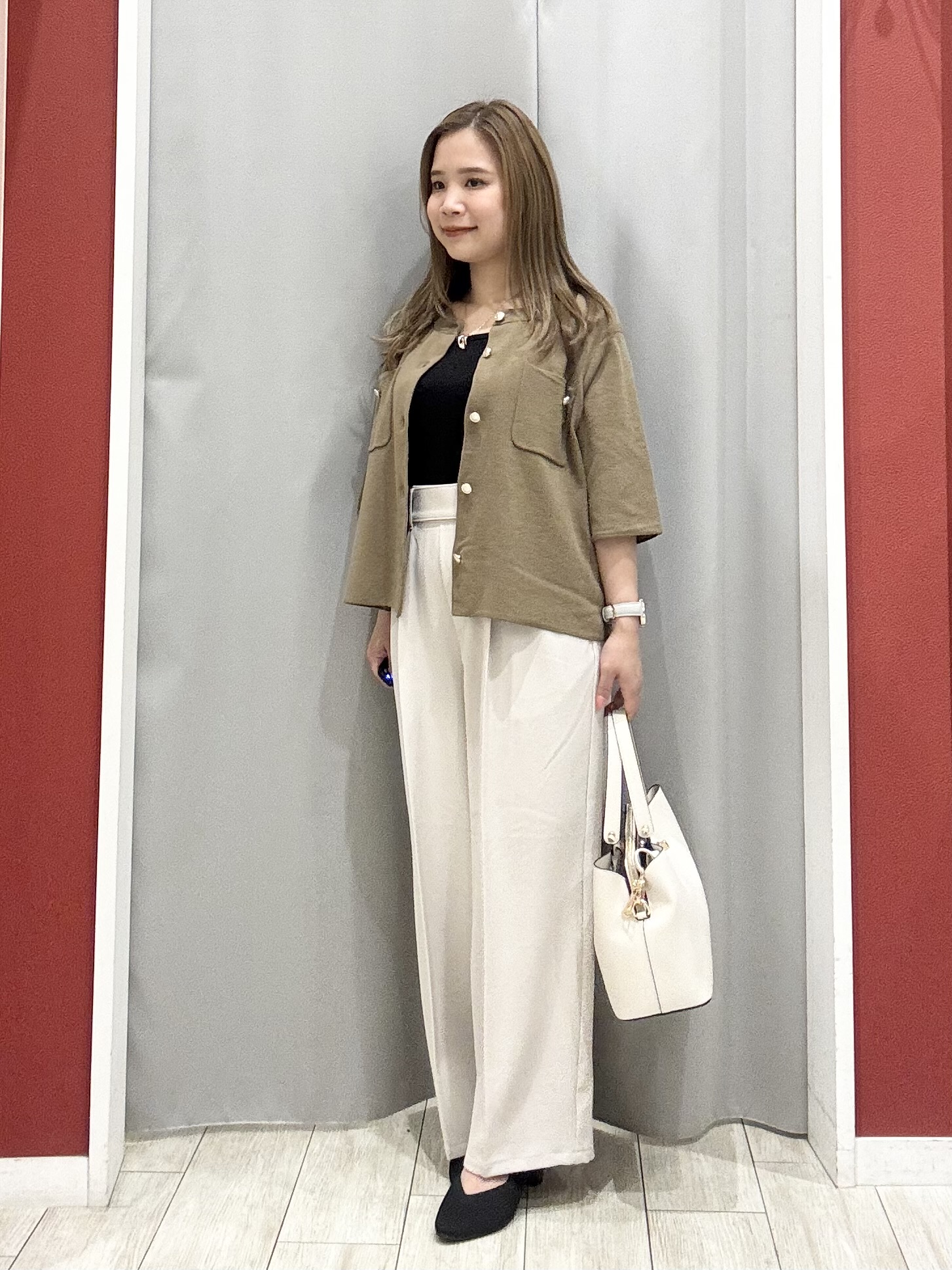 shioさんの「SHOO･LA･RUE｜【洗濯機可】スクエアネックが小顔効果に　きらきらラメタンクトップ」を使ったコーディネート