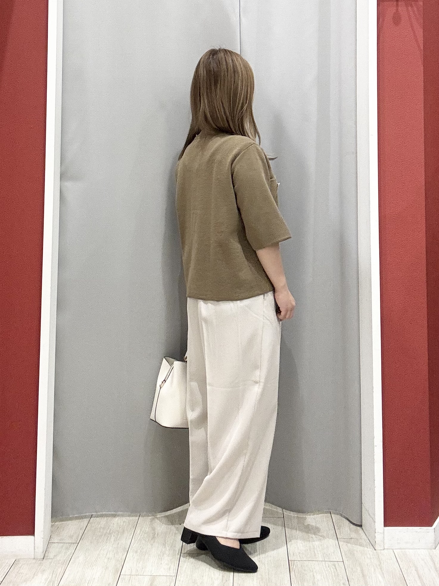 shioさんの「SHOO･LA･RUE｜【洗濯機可】スクエアネックが小顔効果に　きらきらラメタンクトップ」を使ったコーディネート