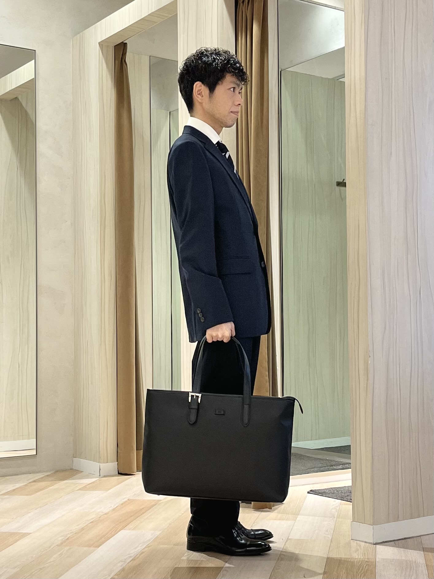 URAさんの「TAKEO KIKUCHI｜【Begin掲載】コーデュラ（R）夏素材ウールトロ　ストレッチスーツ」を使ったコーディネート