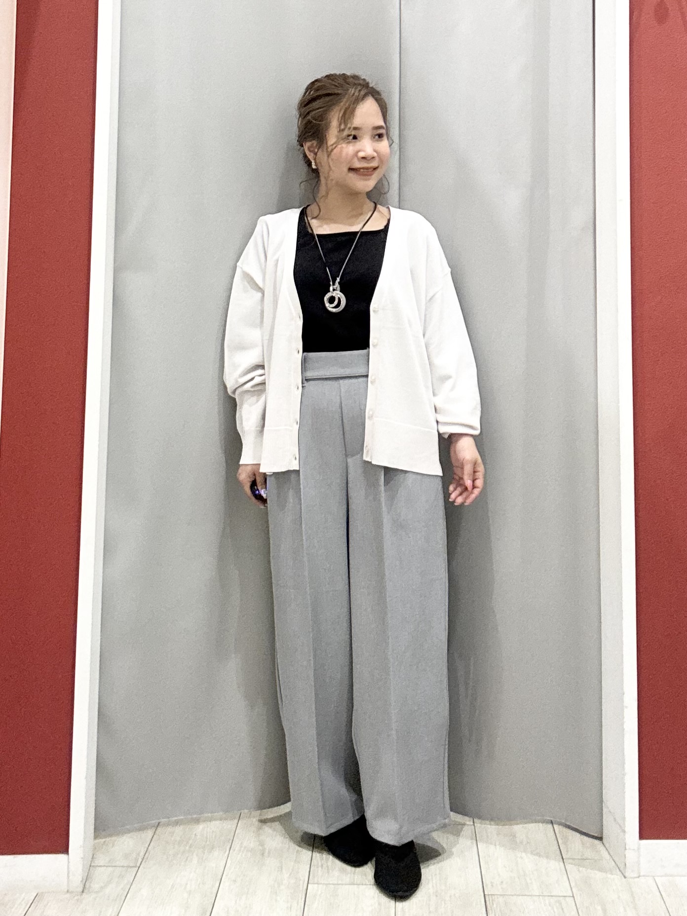shioさんの「SHOO･LA･RUE｜【洗濯機可/UV】さらっとしたタッチが心地よい ショート丈 Vネックカーディガン」を使ったコーディネート