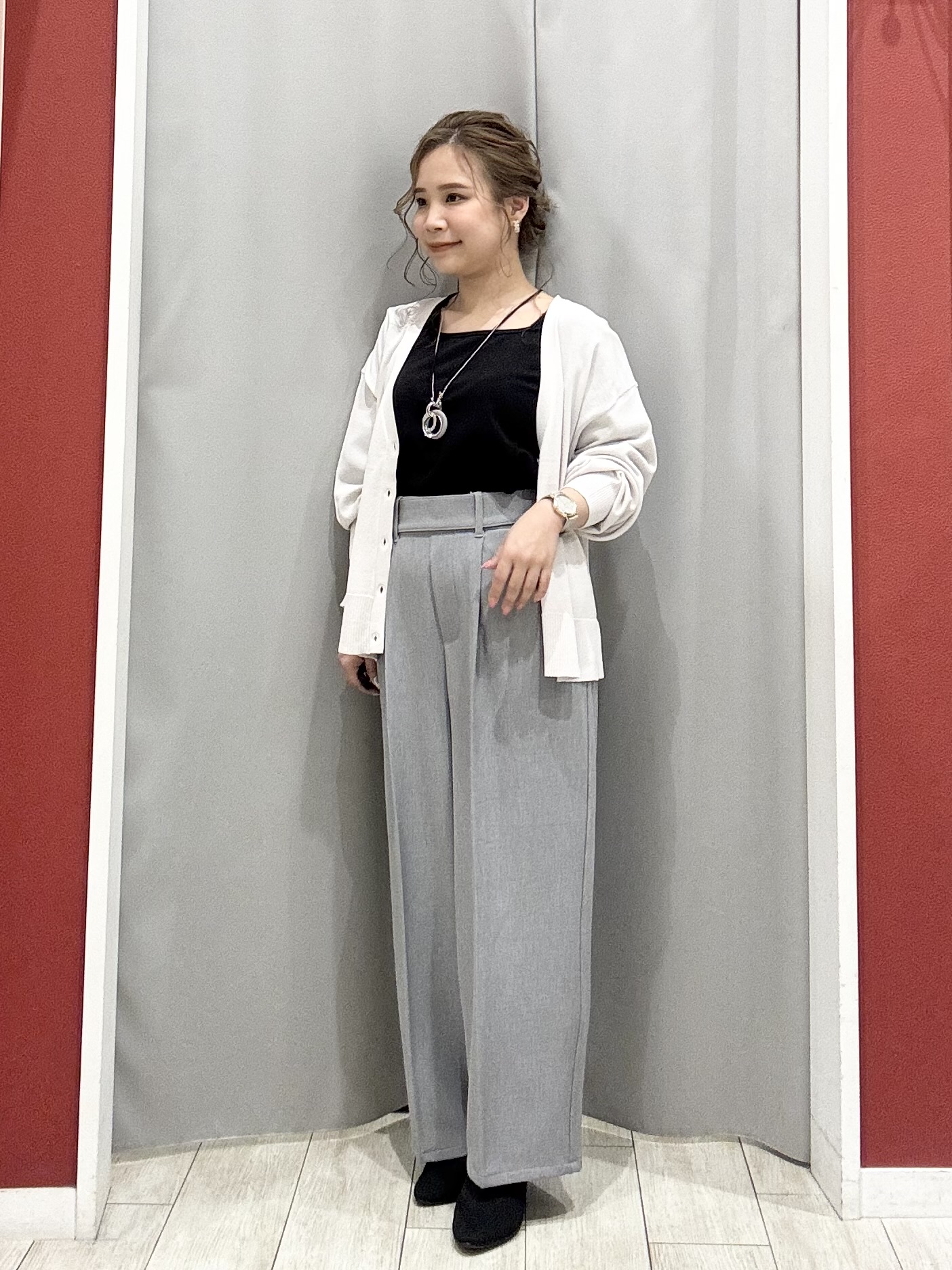 shioさんの「SHOO･LA･RUE｜【洗濯機可/UV】さらっとしたタッチが心地よい ショート丈 Vネックカーディガン」を使ったコーディネート