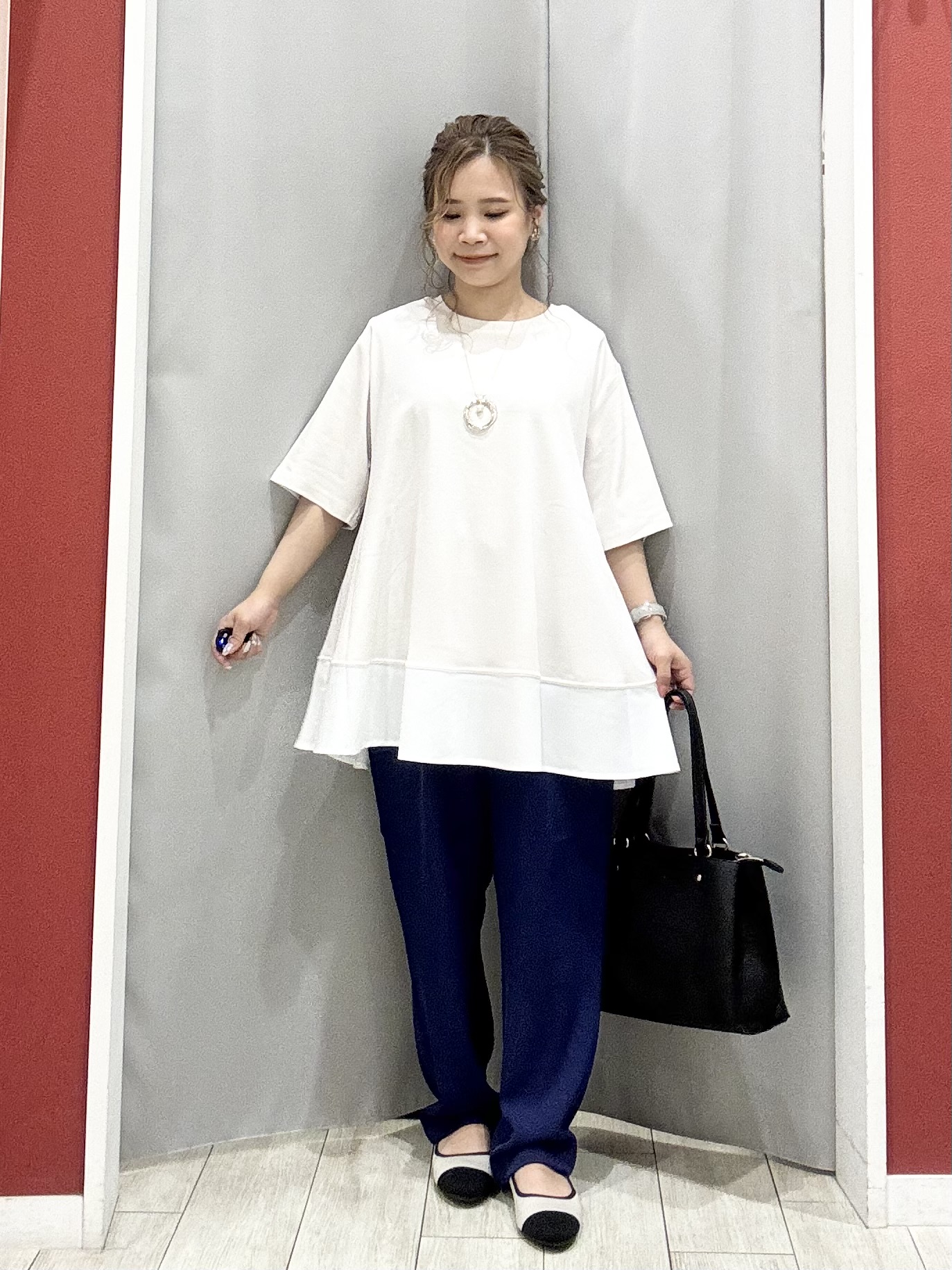 shioさんの「SHOO･LA･RUE｜【UV/抗菌防臭/洗濯機可】体型カバーも叶う 裾切り替えAライントップス」を使ったコーディネート