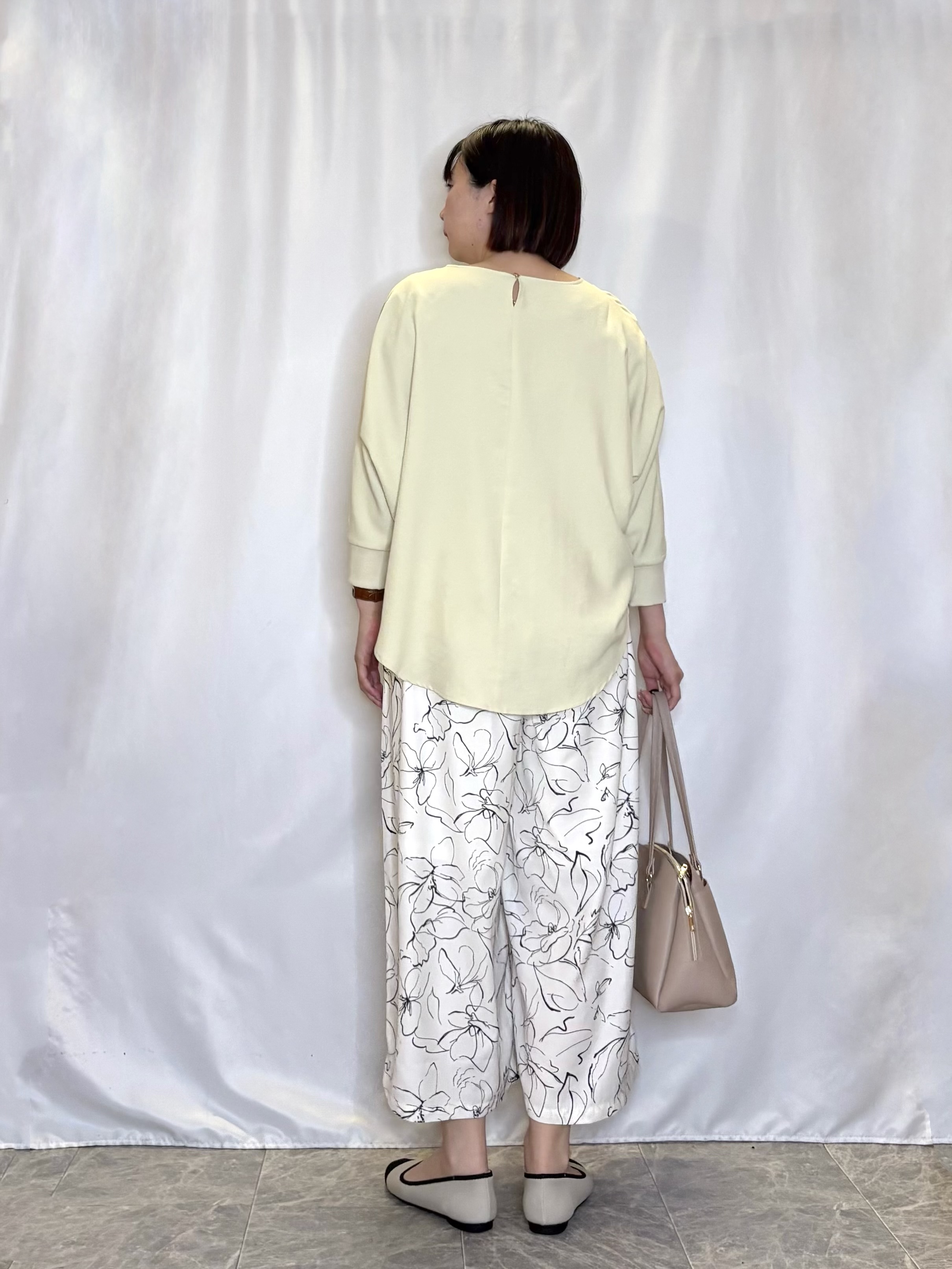 ネリさんの「SHOO･LA･RUE｜【S-LL/柄が選べる】品よく華やか 花柄アソートプリントスカーチョ」を使ったコーディネート