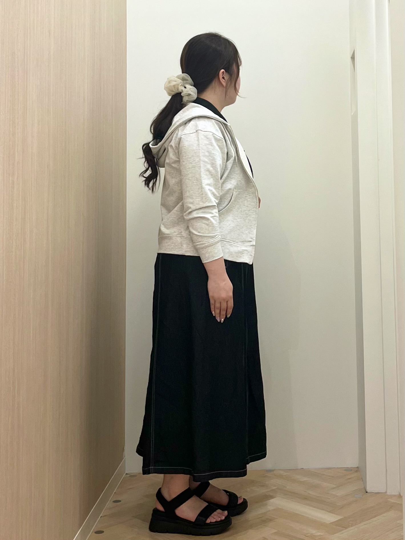 akariさんの「grove｜軽やかに羽織れてシーズンレスに活躍！　大人のジップパーカー」を使ったコーディネート