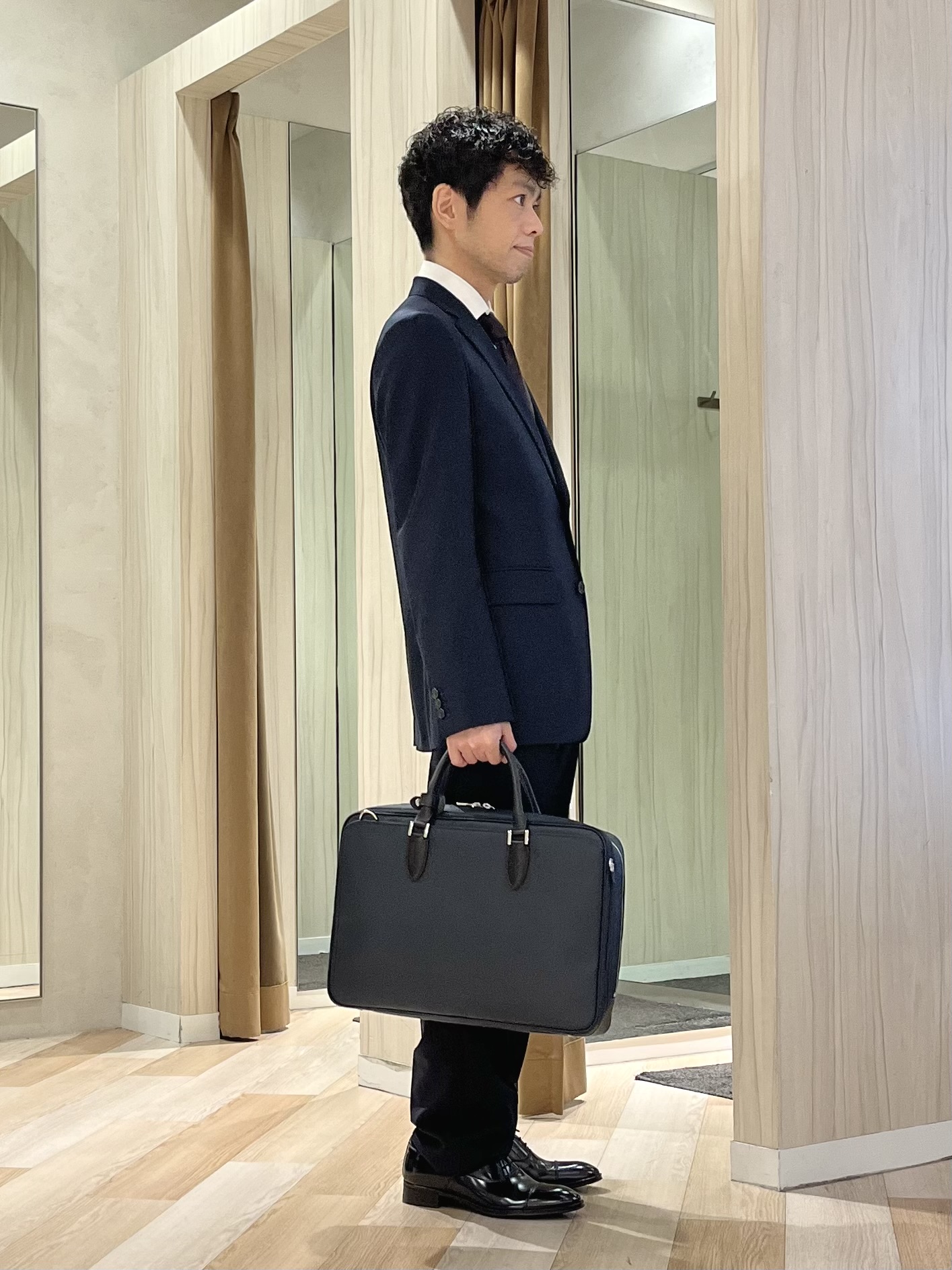 URAさんの「TAKEO KIKUCHI｜【Begin掲載】コーデュラ（R）夏素材ウールトロ　ストレッチスーツ」を使ったコーディネート
