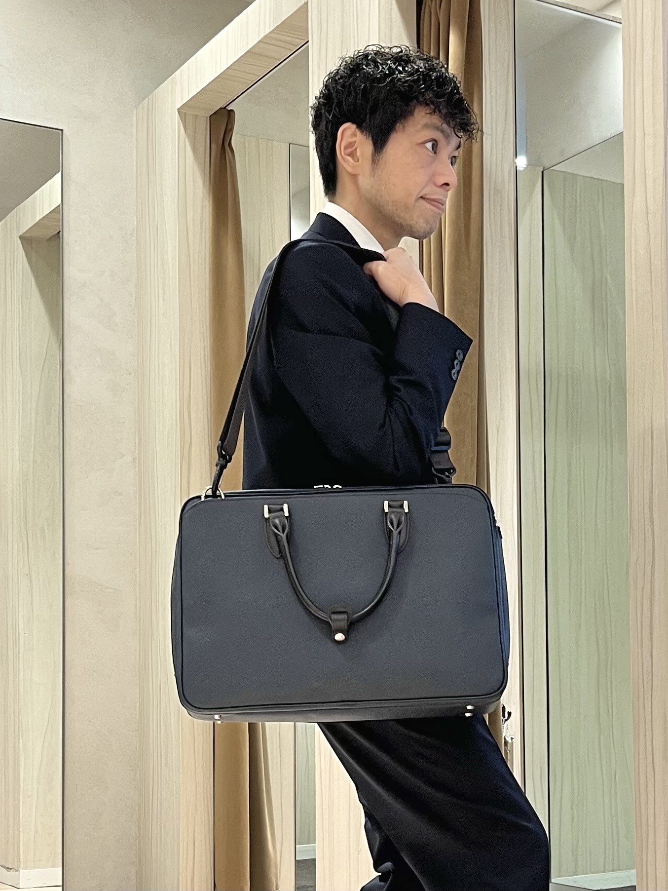URAさんの「TAKEO KIKUCHI｜【Begin掲載】コーデュラ（R）夏素材ウールトロ　ストレッチスーツ」を使ったコーディネート