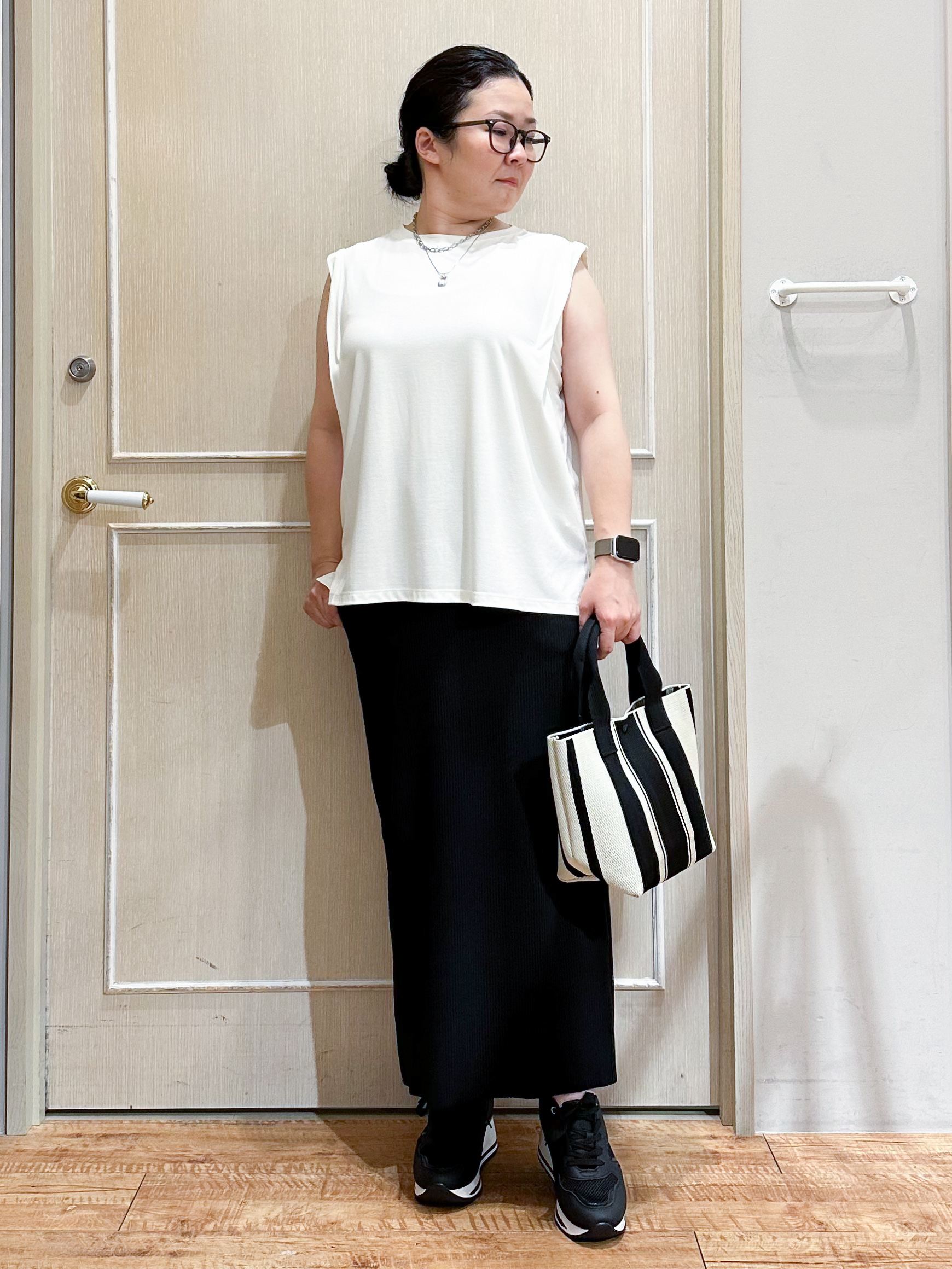 umeさんの「SHOO･LA･RUE｜【洗濯機可/UV】さらっとしたタッチが心地よい ショート丈 Vネックカーディガン」を使ったコーディネート