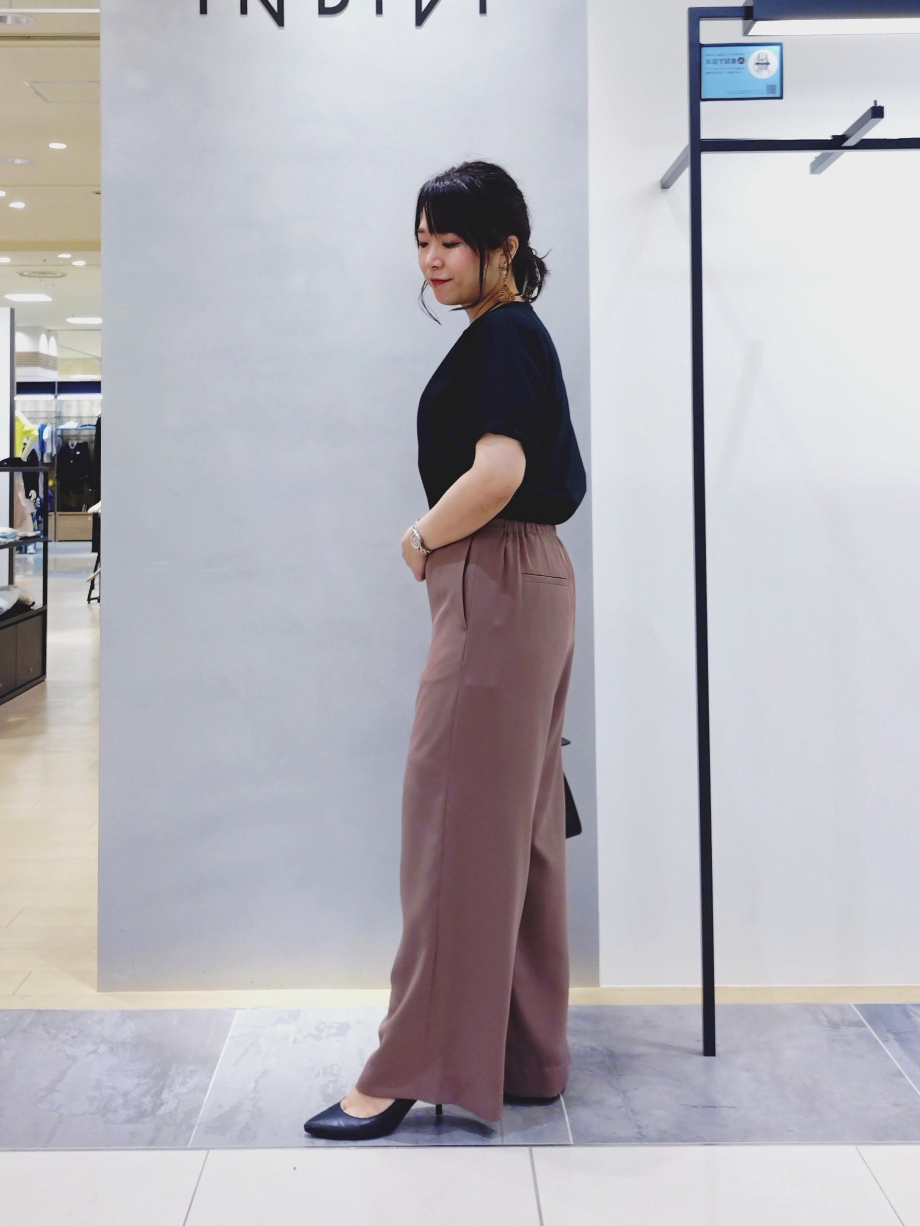 TOMOMIさんの「INDIVI｜【接触冷感／透湿／着る日傘】イージーワイドパンツ」を使ったコーディネート