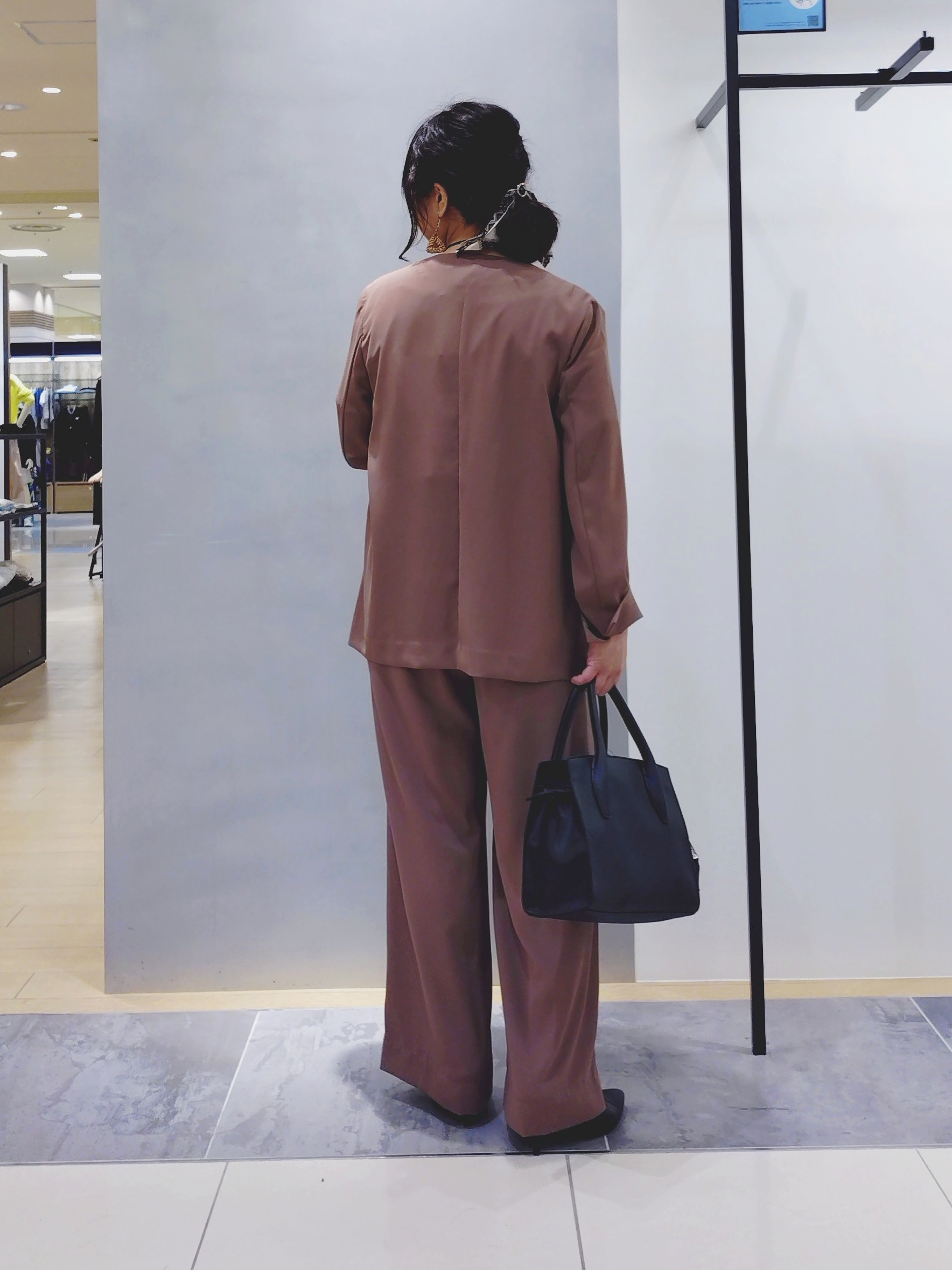 TOMOMIさんの「INDIVI｜【接触冷感／透湿／着る日傘】イージーワイドパンツ」を使ったコーディネート