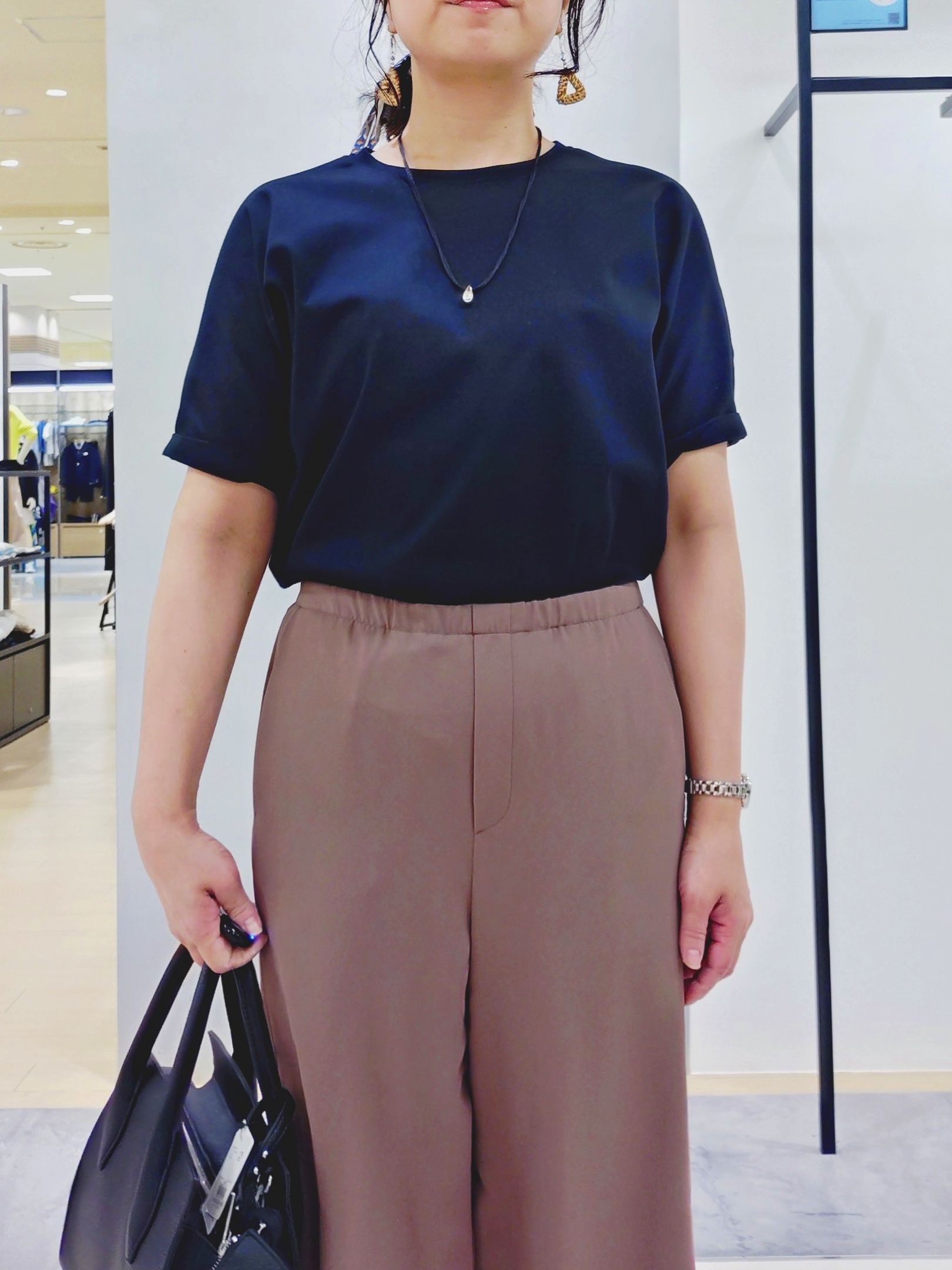 TOMOMIさんの「INDIVI｜【接触冷感／透湿／着る日傘】イージーワイドパンツ」を使ったコーディネート