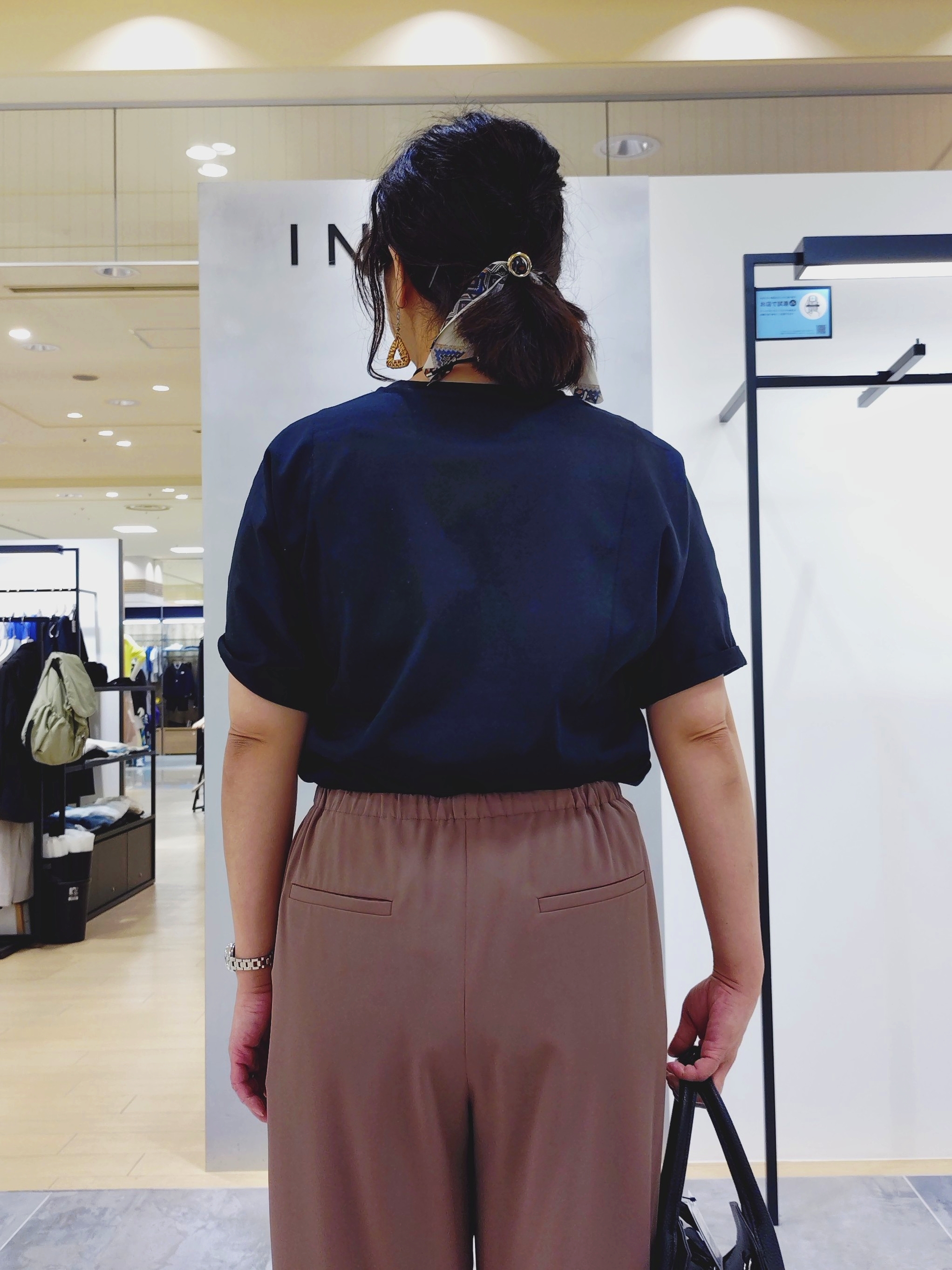 TOMOMIさんの「INDIVI｜【接触冷感／透湿／着る日傘】イージーワイドパンツ」を使ったコーディネート