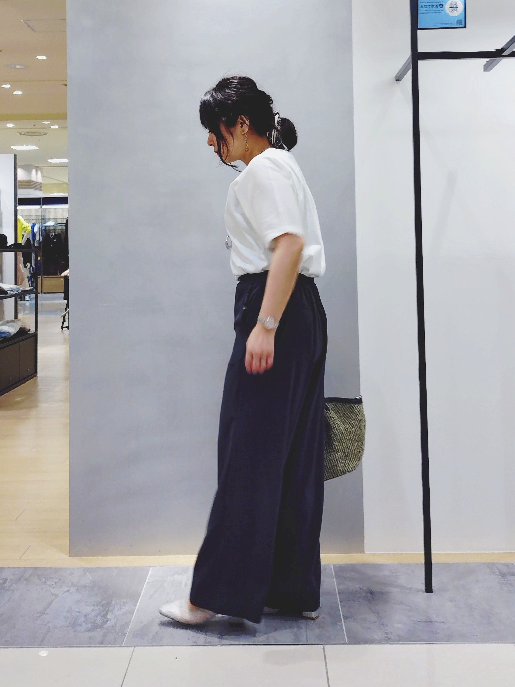 TOMOMIさんの「INDIVI｜【接触冷感／透湿／着る日傘】イージーワイドパンツ」を使ったコーディネート