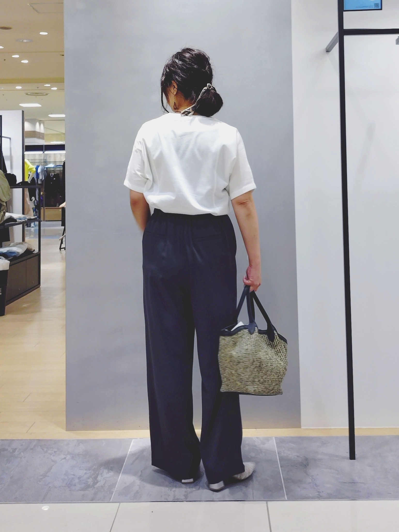 TOMOMIさんの「INDIVI｜【接触冷感／透湿／着る日傘】イージーワイドパンツ」を使ったコーディネート