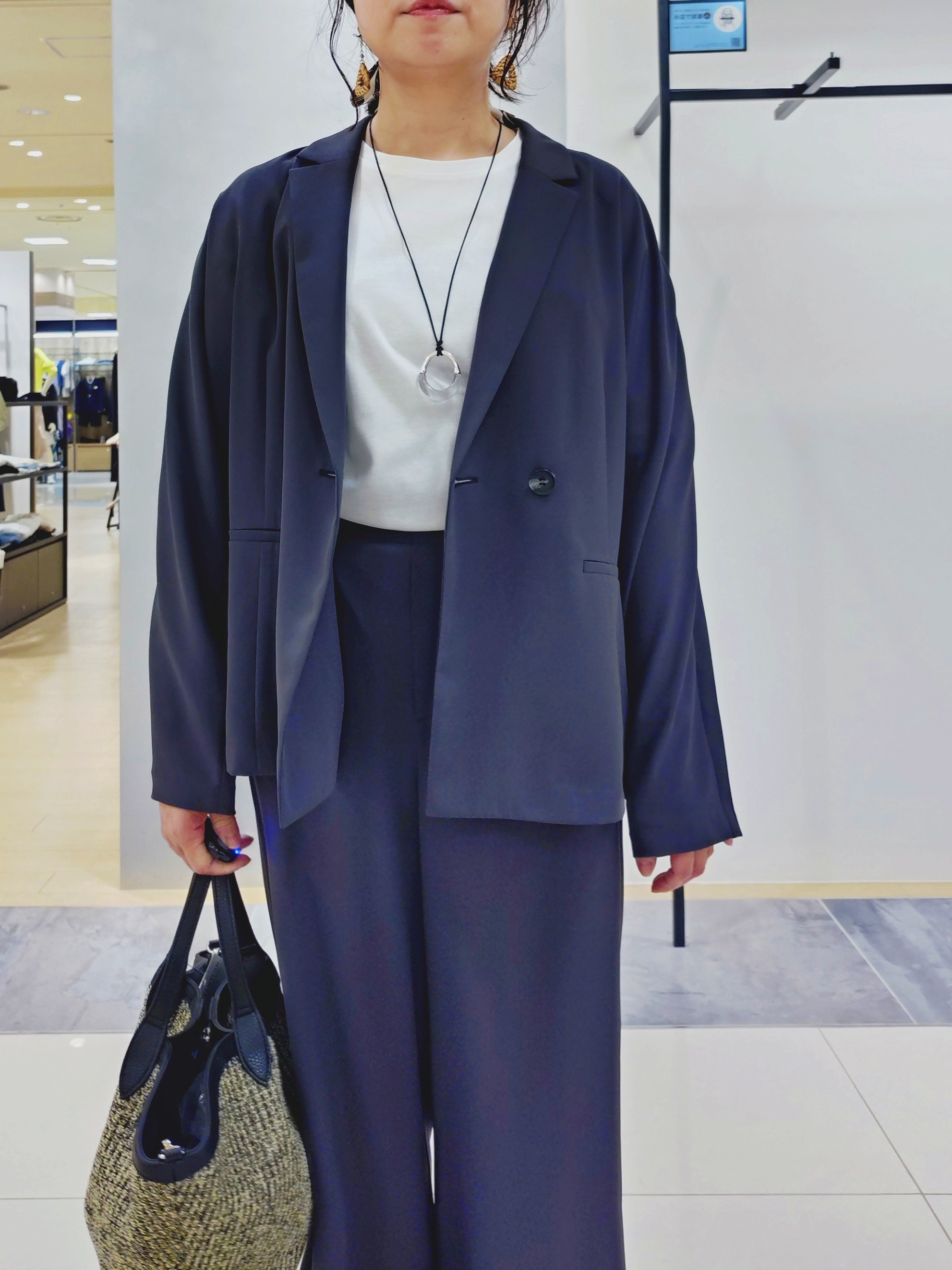 TOMOMIさんの「INDIVI｜【接触冷感／透湿／着る日傘】イージーワイドパンツ」を使ったコーディネート