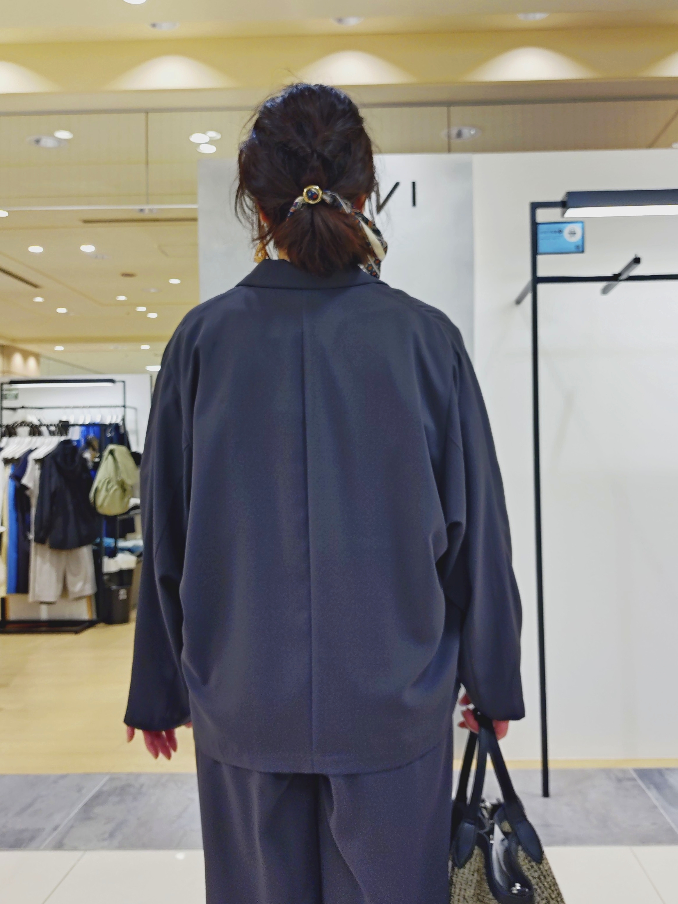 TOMOMIさんの「INDIVI｜【接触冷感／透湿／着る日傘】イージーワイドパンツ」を使ったコーディネート